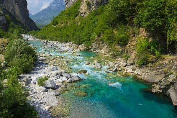 Berg flod i Albanien — Stockfoto