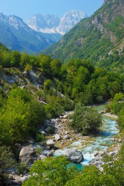 Arnavut Alpleri'nde Nehri