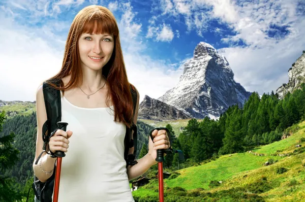 Νεαρή γυναίκα πεζοπορία στις Άλπεις της Ελβετίας — Φωτογραφία Αρχείου