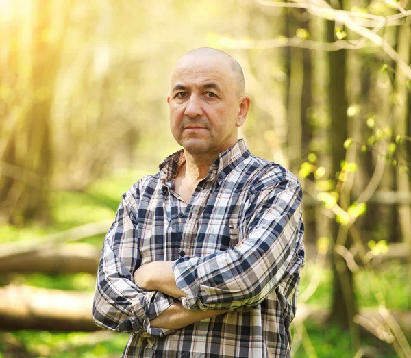 Man in het bos — Stockfoto