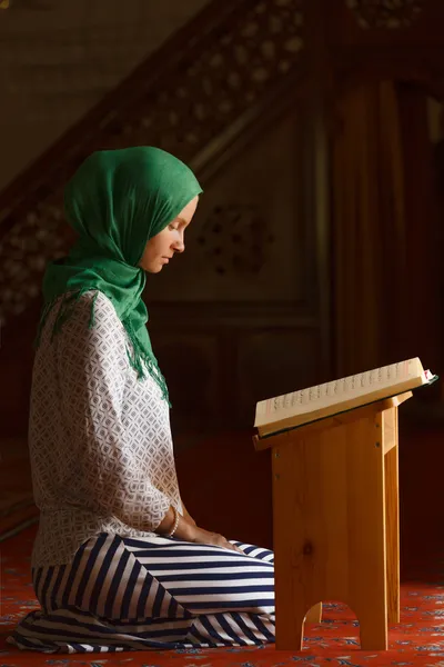 Frau liest Quran — Stockfoto