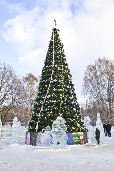 クリスマス ツリーと氷の彫刻、モスクワ — ストック写真