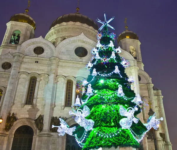 Moscou, árvore de Natal e catedral de Jesus Cristo Salvador — Fotografia de Stock