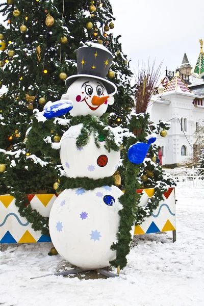 Snowman near Christmas tree — Stock Photo, Image