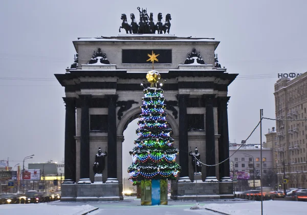 Moscou, árvore de Natal perto do arco do Triunfo — Fotografia de Stock