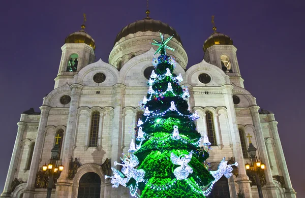 Moscou, árvore de Natal e catedral de Jesus Cristo Salvador — Fotografia de Stock