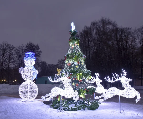 Elektriska dekorationer och julgran, Moskva — Stockfoto