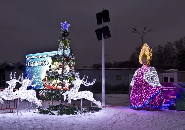 Julgran och elektriska skulpturer, Moskva — Stockfoto