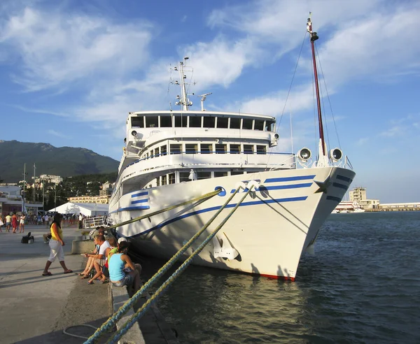 Büyük cruise gemisi, yalta, Kırım — Stok fotoğraf