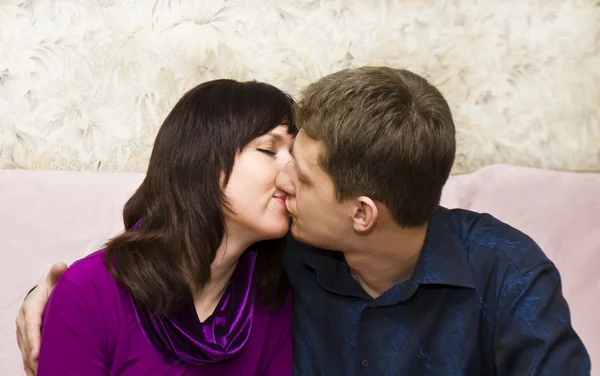 Amantes beijando — Fotografia de Stock