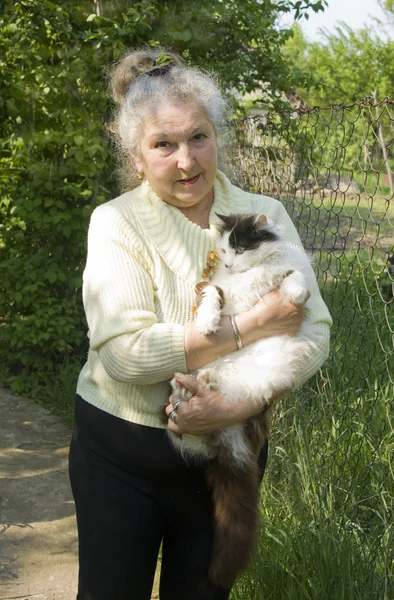 Gammal dam med en katt — Stockfoto