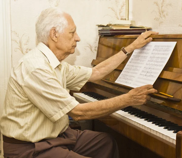 Old man playing piano — Stock Photo, Image