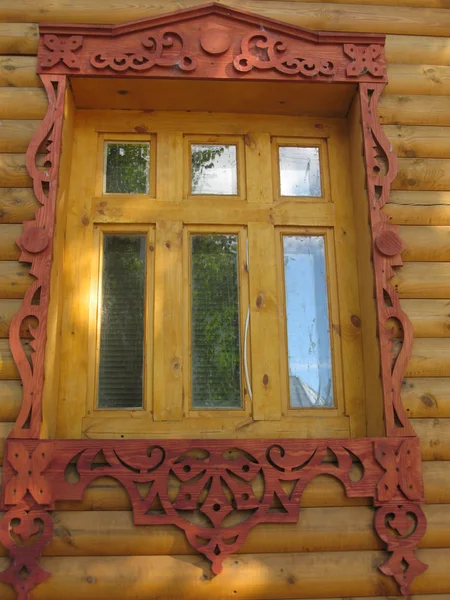 Okna drewniane domu — Zdjęcie stockowe