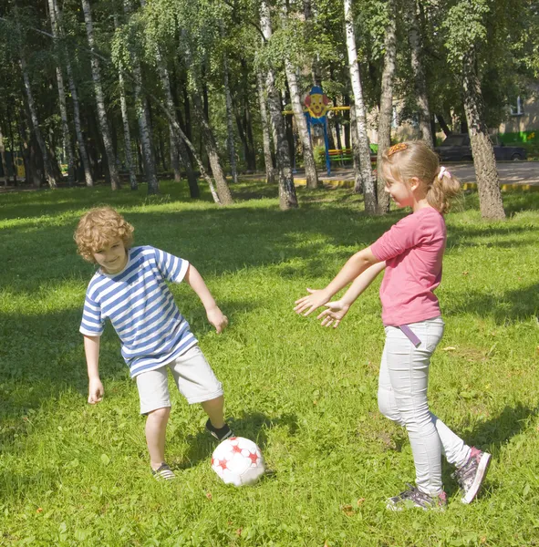 Děti hrají fotbal — Stock fotografie