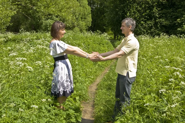 Couple marchant dans le parc — Photo