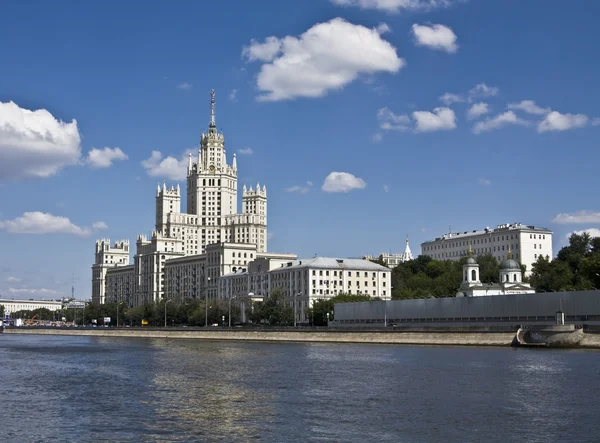 Moskva, höghus byggnad — Stockfoto