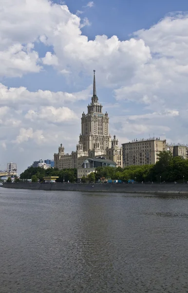 Moskva hotel "Ukraina" ("radison royal") på packar ihop av Moskva-floden. inspelade 23.05.2010. — Stockfoto