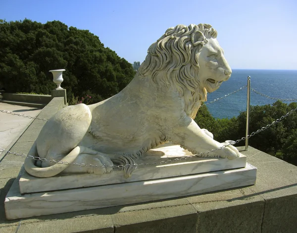 Rzeźba lwa, w pobliżu Pałacu vorontcovskiy, Krym — Zdjęcie stockowe