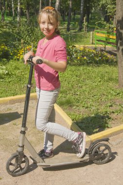 scooter üzerinde kız
