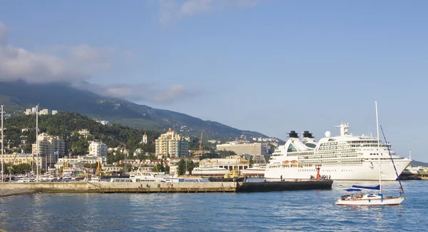 Grande navio de cruzeiro, Yalta — Fotografia de Stock