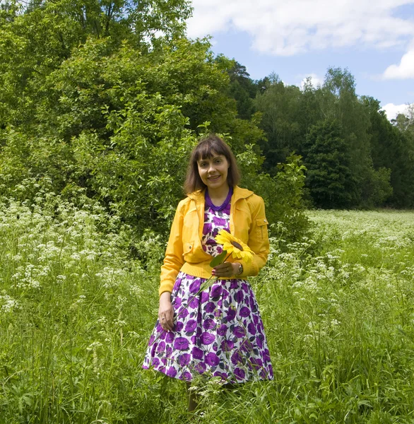 ひまわりを持つ若い女 — ストック写真