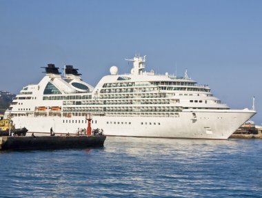 Limanda büyük bir yolcu gemisi