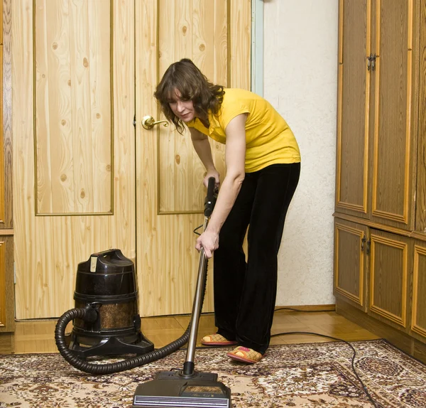 Mujer con aspiradora —  Fotos de Stock