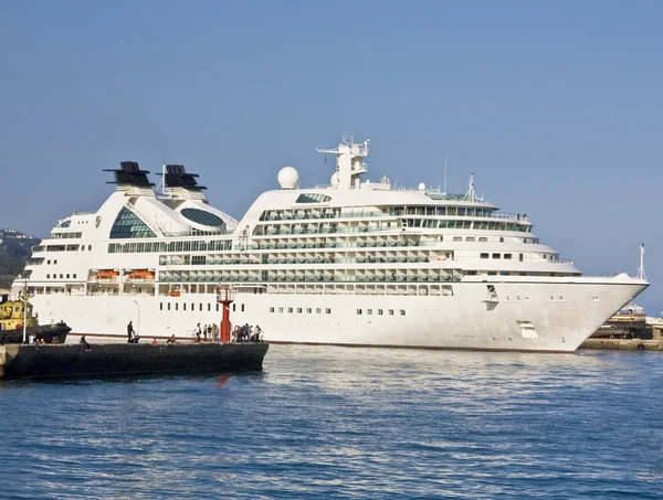 Big cruise ship in port — Stock Photo, Image