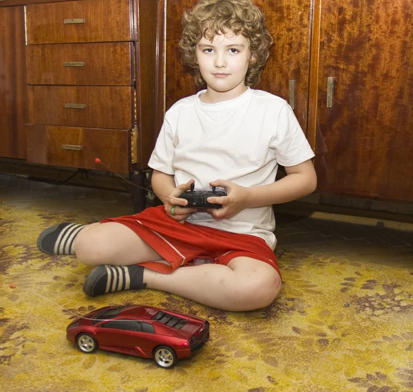 Çocuk oyuncak arabayla oynuyor. — Stok fotoğraf