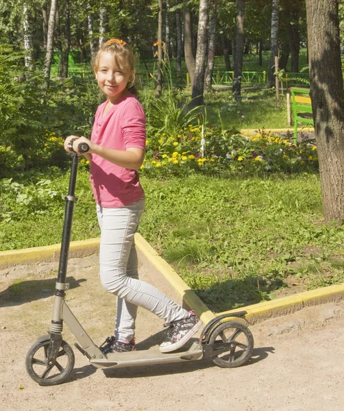 Scooter üzerinde kız — Stok fotoğraf