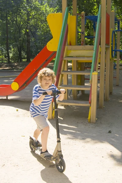 Niño en scooter — Foto de Stock