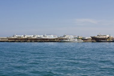 küçük gemilerin limanda