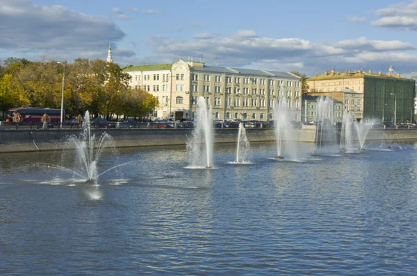 Moskva, fontäner på vodootvodniy kanal i Moskva-floden — Stockfoto