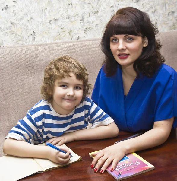 Mãe e filho preparando lições — Fotografia de Stock