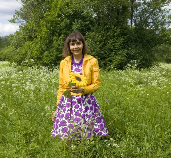 Junge Frau mit Sonnenblume — Stockfoto