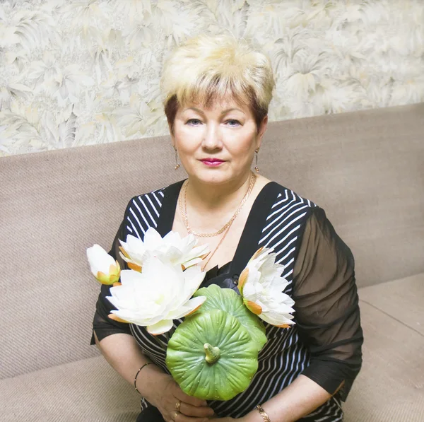 Retrato de mujer con loto blanco —  Fotos de Stock