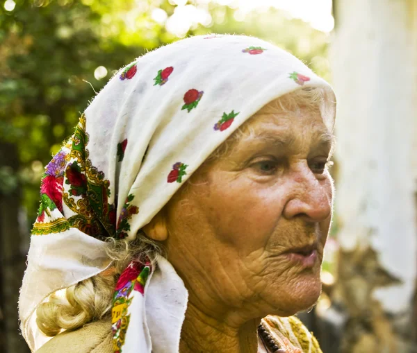 Old lady in shawl — Stock Photo, Image