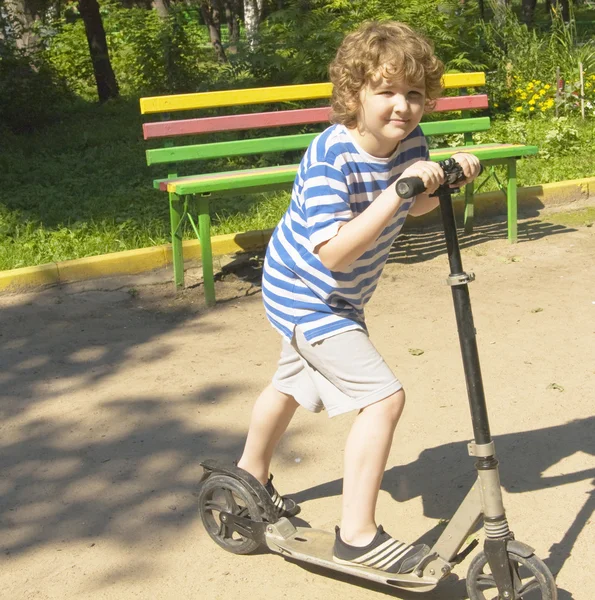 Niño pequeño en scooter — Foto de Stock