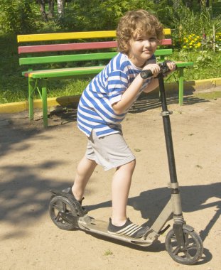 Çocuk scooter üzerinde