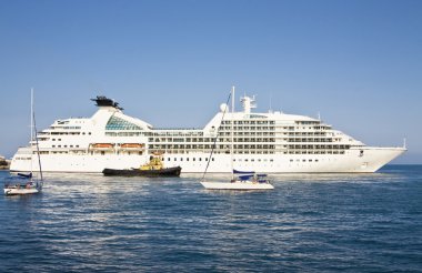 büyük cruise liner ve küçük tekneler