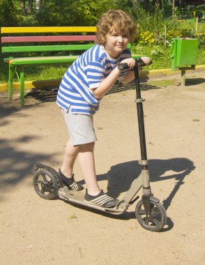Çocuk scooter üzerinde