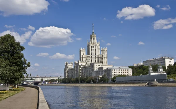 Moskva, höghus byggnad — Stockfoto