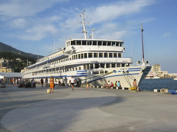 Big cruise ship, town Yalta, Crimea, Ukraine — Stock Photo, Image