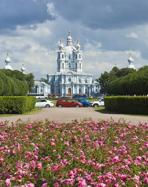 St. petersburg, uppståndelsen katedralen i ressurrection smolniy — Stockfoto