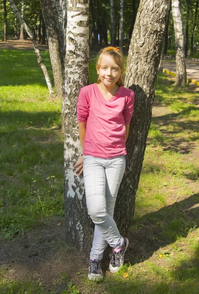 白桦树附近的女孩 — 图库照片