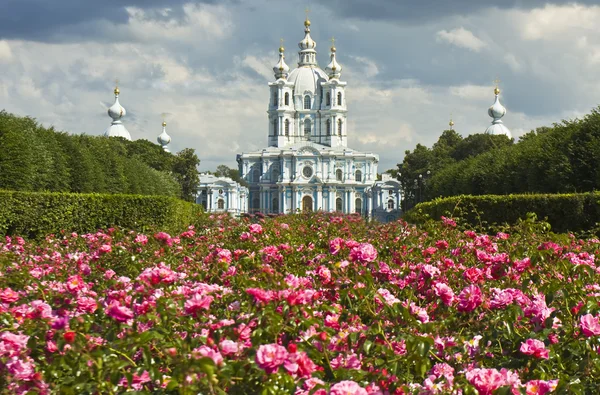 St. petersburg, uppståndelsen katedralen i smolniy kloster — Stockfoto