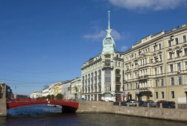 St. petersburg, dom w pobliżu czerwony most — Zdjęcie stockowe