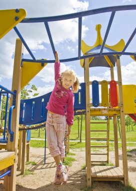 Spor merdiven üzerinde oynayan kız