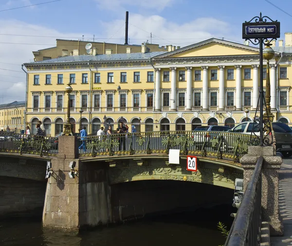 St. petersburg, haus oder architekt armani und theaterbrücke — Stockfoto