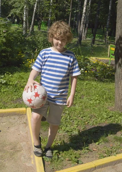 Junge mit Ball — Stockfoto